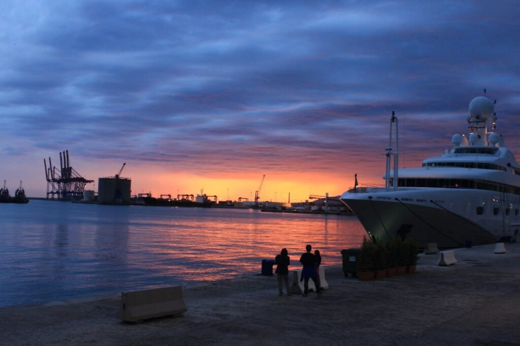 Atardecer en el Muelle 1 y el puerto de Malaga con yates y veleros
