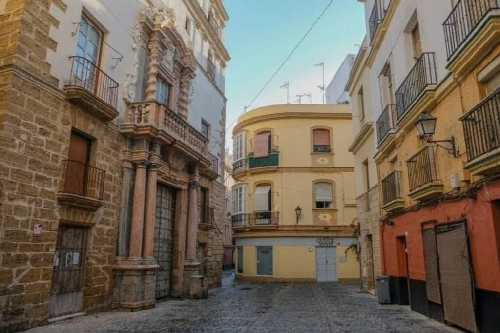 Calle tradicional del Barrio del Populo en Cadiz centro historico