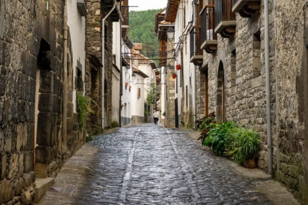 Calle tradicional de piedra en Ansó Huesca pueblos más bonitos de España
