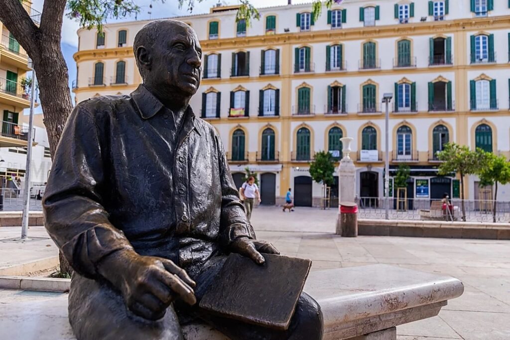 Monumento a Pablo Picasso en la Plaza de la Merced en Malaga