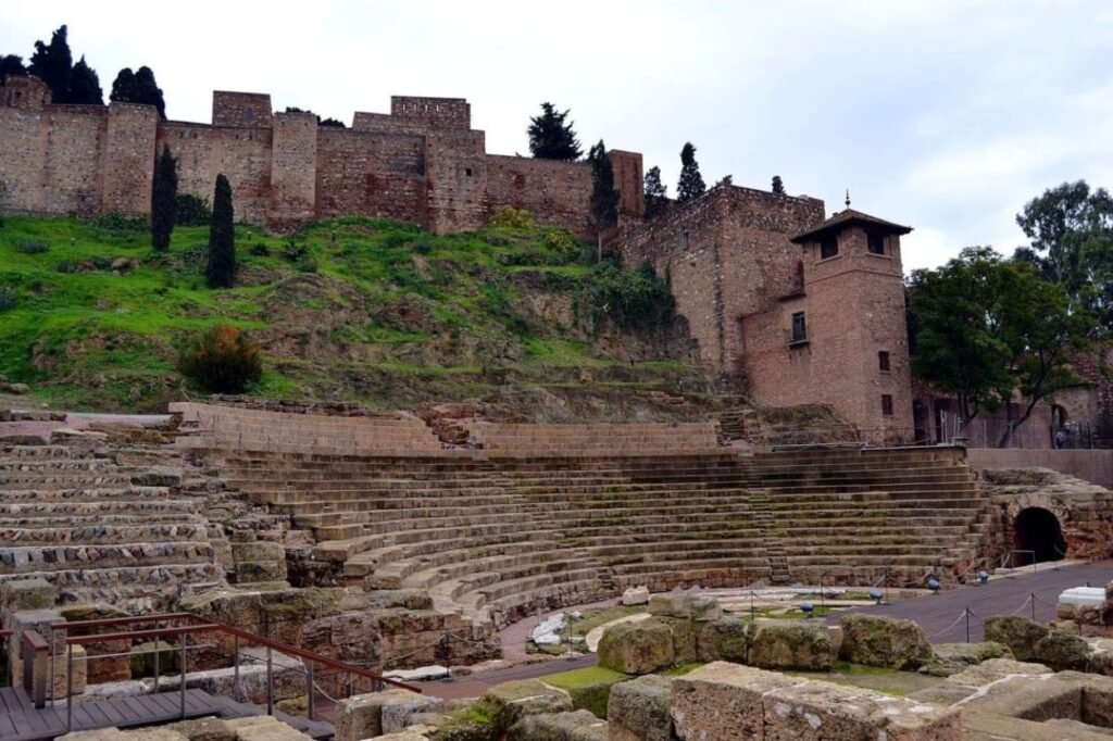 Murallas de la Alcazaba de Malaga con vistas a la bahia