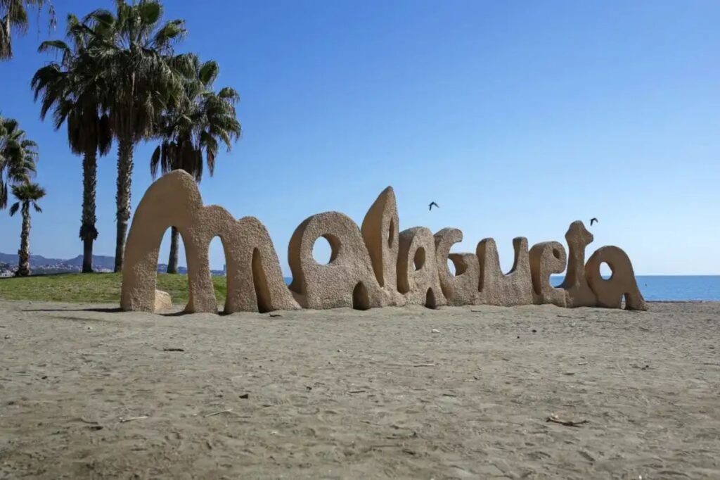Playa de la Malagueta en Malaga con la costa mediterranea