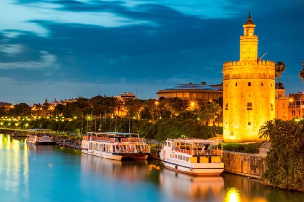 Torre del Oro iluminada junto al rio Guadalquivir en Sevilla