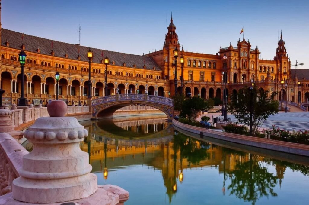 Vista panoramica de la Plaza de Espana en Sevilla al atardecer