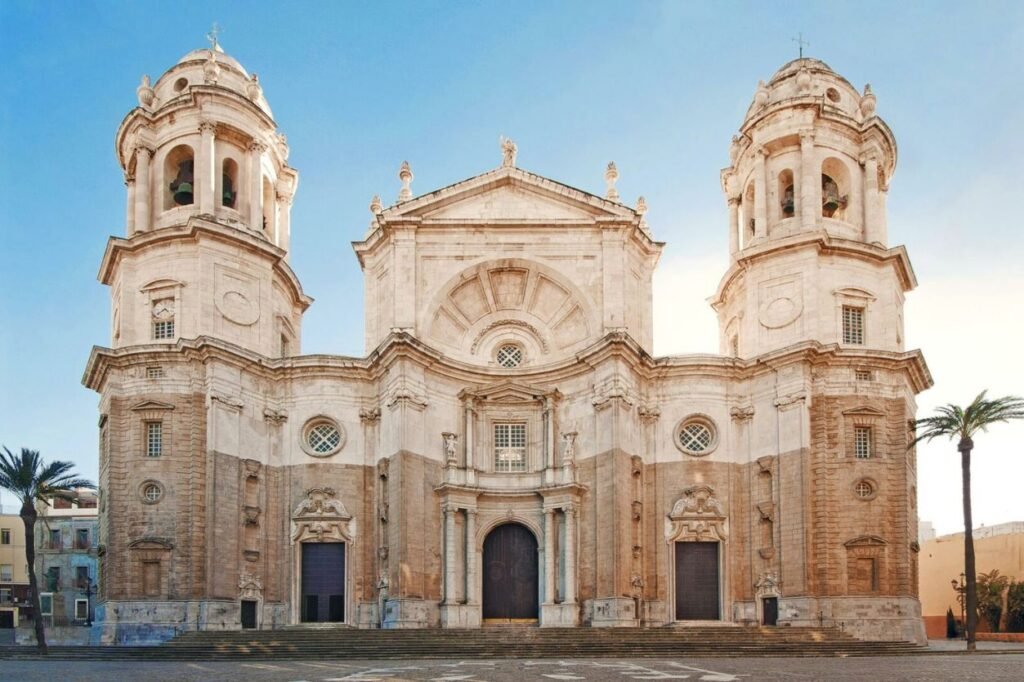 Cupula dorada de la Catedral de Cadiz junto al oceano Atlantico